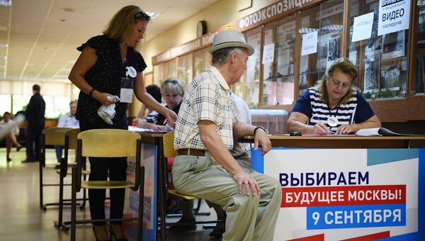 Избиратели в единый день голосования на избирательном участке в Москве Избиратели в единый день голосования на избирательном участке в Москве