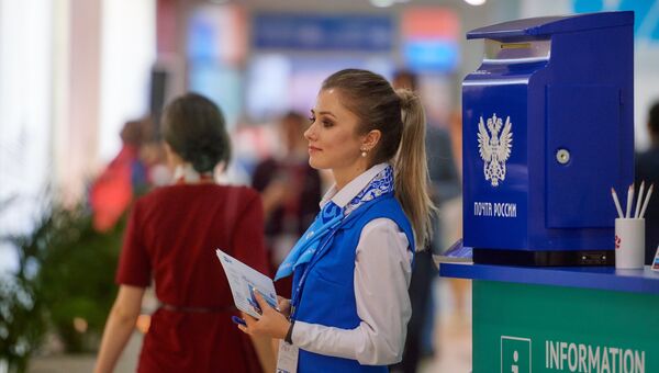 Девушка у стойки информации на площадке IV Восточного экономического форума во Владивостоке Девушка у стойки информации на площадке IV Восточного экономического форума во Владивостоке