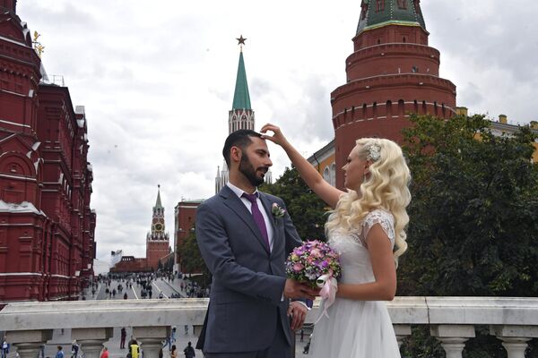Жених и невеста на Манежной площади в Москве. Жених и невеста на Манежной площади в Москве.