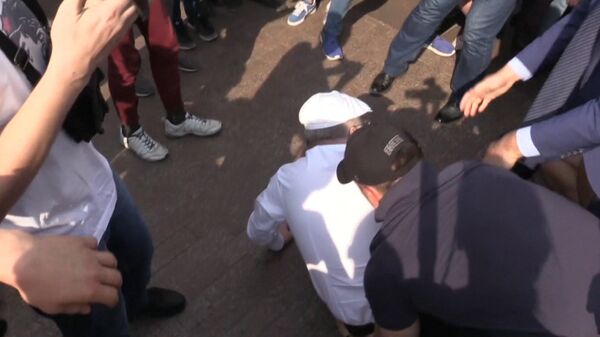 Провокации и оскорбления - Жириновский попал в потасовку на митинге в Москве Провокации и оскорбления - Жириновский попал в потасовку на митинге в Москве