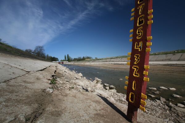 Мерные уровни, показывающие полное отсутствие воды в Северо-Крымском канале уже в 20 километрах от первой насосной станции. 27 апреля 2014 года Мерные уровни, показывающие полное отсутствие воды в Северо-Крымском канале уже в 20 километрах от первой насосной станции. 27 апреля 2014 года