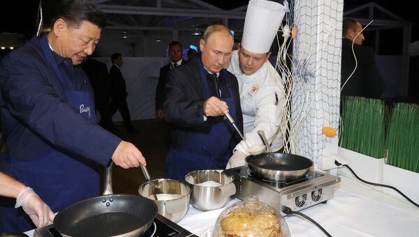 Президент РФ Владимир Путин и председатель КНР Си Цзиньпин во время посещения выставки в рамках ВЭФ Улица Дальнего Востока Президент РФ Владимир Путин и председатель КНР Си Цзиньпин во время посещения выставки в рамках ВЭФ Улица Дальнего Востока
