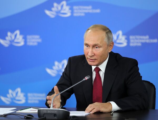 Президент РФ Владимир Путин во время встречи с премьер-министром Южной Кореи Ли Нак Ёном на полях IV Восточного экономического форума на территории ДВФУ на острове Русский Президент РФ Владимир Путин во время встречи с премьер-министром Южной Кореи Ли Нак Ёном на полях IV Восточного экономического форума на территории ДВФУ на острове Русский