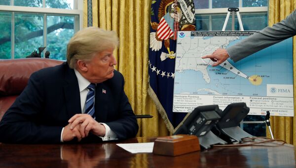 Президент США Дональд Трамп во время совещания по подготовке к урагану Флоренс. 11 сентября 2018 Президент США Дональд Трамп во время совещания по подготовке к урагану Флоренс. 11 сентября 2018