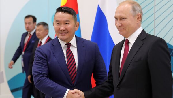 Президент РФ Владимир Путин и президент Монголии Халтмаагийн Баттулга во время встречи на полях IV Восточного экономического форума Президент РФ Владимир Путин и президент Монголии Халтмаагийн Баттулга во время встречи на полях IV Восточного экономического форума