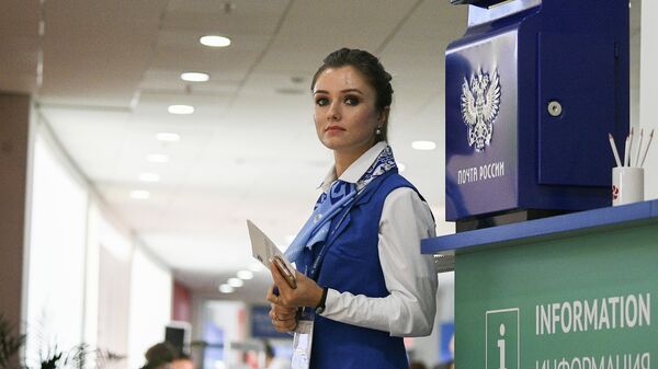 Девушка у стойки информации на площадке IV Восточного экономического форума Девушка у стойки информации на площадке IV Восточного экономического форума