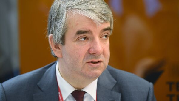 Руководитель Роструда Всеволод Вуколов у радиорубки Sputnik на площадке IV Восточного экономического форума Руководитель Роструда Всеволод Вуколов у радиорубки Sputnik на площадке IV Восточного экономического форума