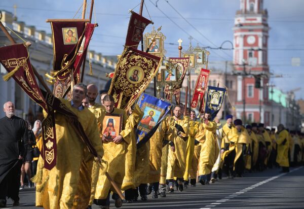 Священнослужители во время крестного хода в честь Дня перенесения мощей святого благоверного князя Александра Невского. 12 сентября 2018 Священнослужители во время крестного хода в честь Дня перенесения мощей святого благоверного князя Александра Невского. 12 сентября 2018