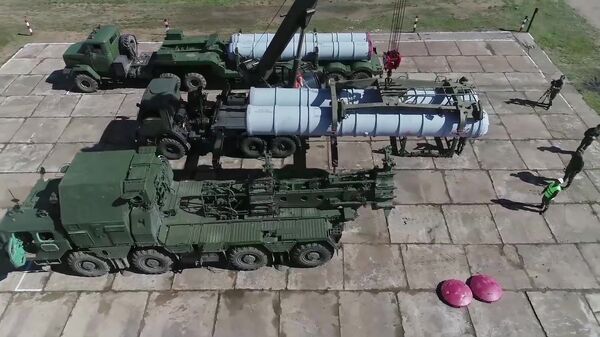 Заряжание пусковой установки зенитного ракетного комплекса С-300 на учениях ПВО в рамках маневров Восток-2018 Заряжание пусковой установки зенитного ракетного комплекса С-300 на учениях ПВО в рамках маневров Восток-2018