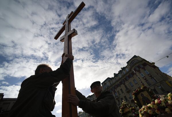 Участники крестного хода в честь Дня перенесения мощей святого благоверного князя Александра Невского Участники крестного хода в честь Дня перенесения мощей святого благоверного князя Александра Невского