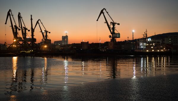 Суда под погрузкой в Новороссийском морском торговом порту. Архивное фото Суда под погрузкой в Новороссийском морском торговом порту. Архивное фото