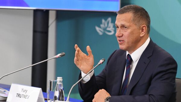 Заместитель председателя правительства РФ - полномочный представитель президента РФ в Дальневосточном федеральном округе Юрий Трутнев на итоговой пресс-конференции в рамках IV ВЭФ во Владивостоке Заместитель председателя правительства РФ - полномочный представитель президента РФ в Дальневосточном федеральном округе Юрий Трутнев на итоговой пресс-конференции в рамках IV ВЭФ во Владивостоке