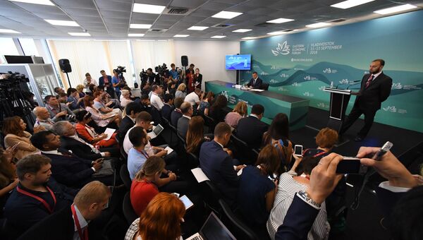 Заместитель председателя правительства РФ - полномочный представитель президента РФ в Дальневосточном федеральном округе Юрий Трутнев на итоговой пресс-конференции в рамках IV ВЭФ во Владивостоке Заместитель председателя правительства РФ - полномочный представитель президента РФ в Дальневосточном федеральном округе Юрий Трутнев на итоговой пресс-конференции в рамках IV ВЭФ во Владивостоке