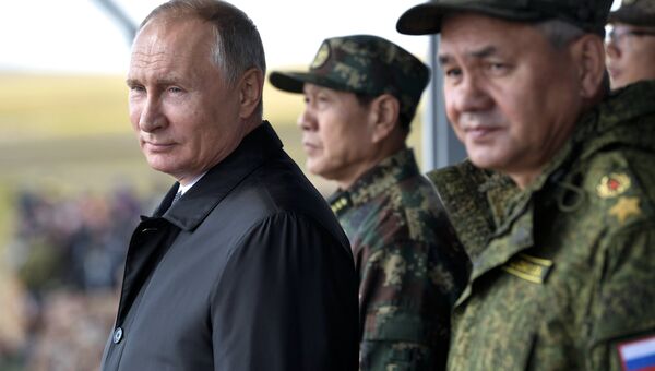 Владимир Путин на параде участников военных маневров Восток-2018 на забайкальском полигоне Цугол. 13 сентября 2018 Владимир Путин на параде участников военных маневров Восток-2018 на забайкальском полигоне Цугол. 13 сентября 2018