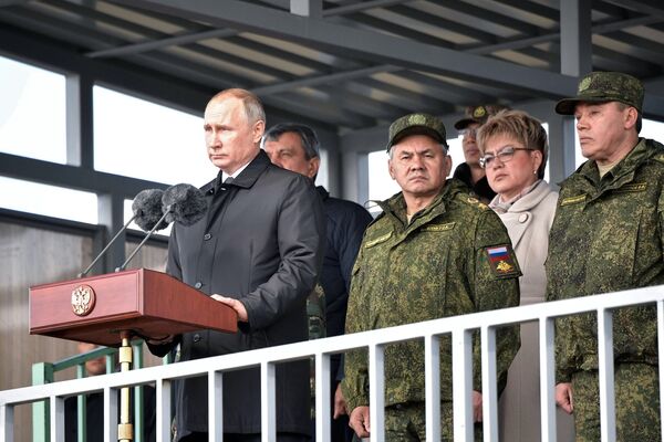 Владимир Путин выступает на параде участников военных маневров Восток-2018 на забайкальском полигоне Цугол. 13 сентября 2018 Владимир Путин выступает на параде участников военных маневров Восток-2018 на забайкальском полигоне Цугол. 13 сентября 2018