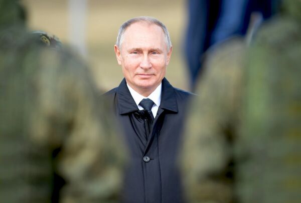 Владимир Путин во время полевого смотра войск после окончания основного этапа военных маневров Восток-2018 на забайкальском полигоне Цугол. 13 сентября 2018 Владимир Путин во время полевого смотра войск после окончания основного этапа военных маневров Восток-2018 на забайкальском полигоне Цугол. 13 сентября 2018