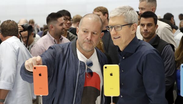 Директор по дизайну Apple Джонатан Айв генеральный директор Тим Кук. 12 сентября 2018 года Директор по дизайну Apple Джонатан Айв генеральный директор Тим Кук. 12 сентября 2018 года
