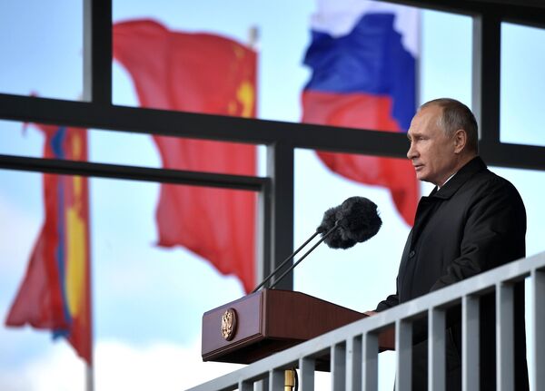 Верховный главнокомандующий ВС РФ, президент РФ Владимир Путин выступает на параде участников военных маневров Восток-2018 на забайкальском полигоне Цугол Верховный главнокомандующий ВС РФ, президент РФ Владимир Путин выступает на параде участников военных маневров Восток-2018 на забайкальском полигоне Цугол