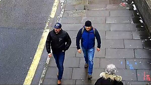 Александр Петров и Руслан Боширов на стоп-кадре записи камеры видеонаблюдения Александр Петров и Руслан Боширов на стоп-кадре записи камеры видеонаблюдения