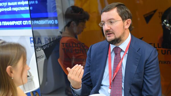 Президент общероссийской общественной организации Деловая Россия Алексей Репик во время интервью на стенде Международного информационного агентства Россия сегодня на IV Восточном экономическом форуме Президент общероссийской общественной организации Деловая Россия Алексей Репик во время интервью на стенде Международного информационного агентства Россия сегодня на IV Восточном экономическом форуме