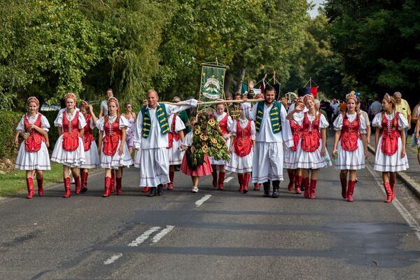 Во время праздника урожая, Венгрия Во время праздника урожая, Венгрия