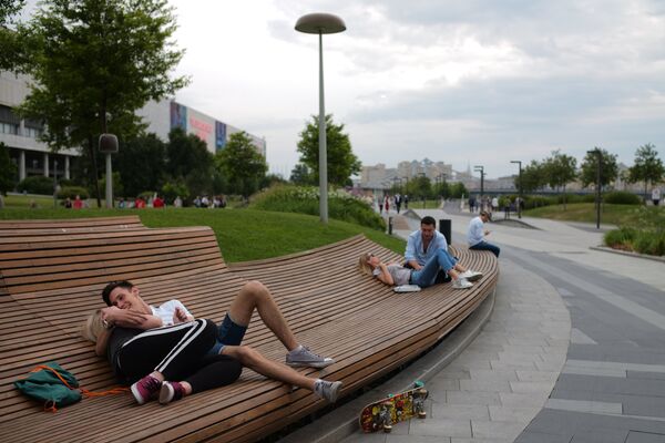 Отдыхающие в Парке искусств Музеон в Москве Отдыхающие в Парке искусств Музеон в Москве