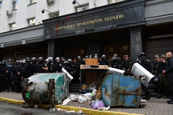 Сотрудники полиции у здания генеральной прокуратуры Украины Сотрудники полиции у здания генеральной прокуратуры Украины