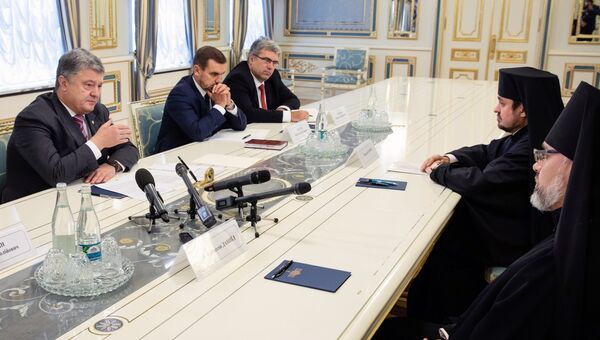 Президент Украины Петр Порошенко (слева) во время встречи с экзархами Вселенского патриархата на Украине. 17 сентября 2018 Президент Украины Петр Порошенко (слева) во время встречи с экзархами Вселенского патриархата на Украине. 17 сентября 2018