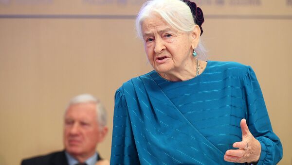 Мать Олеся Бузины, председатель жюри конкурса Валентина Бузина во время пресс-конференции в Международном мультимедийном пресс-центре МИА Россия сегодня. 17 сентября 2018 Мать Олеся Бузины, председатель жюри конкурса Валентина Бузина во время пресс-конференции в Международном мультимедийном пресс-центре МИА Россия сегодня. 17 сентября 2018