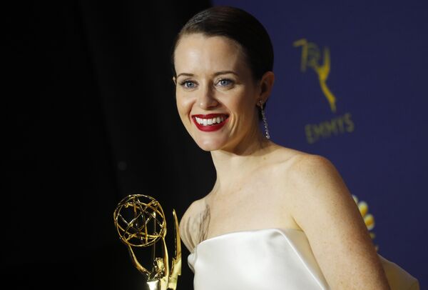 Клер Фой с наградой за сериал Корона во время 70-й церемонии вручения награды Primetime Emmy Awards в Лос-Анджелесе Клер Фой с наградой за сериал Корона во время 70-й церемонии вручения награды Primetime Emmy Awards в Лос-Анджелесе