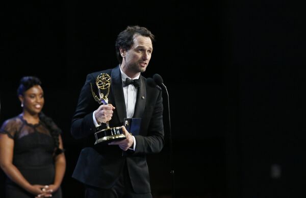 Мэттью Риз с наградой за сериал Американцы во время 70-й церемонии вручения награды Primetime Emmy Awards в Лос-Анджелесе Мэттью Риз с наградой за сериал Американцы во время 70-й церемонии вручения награды Primetime Emmy Awards в Лос-Анджелесе