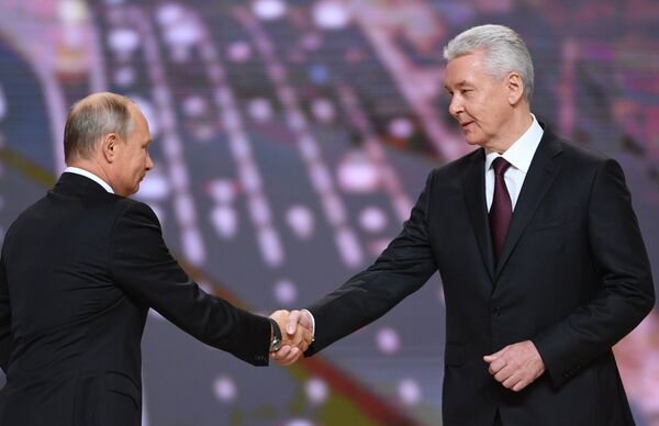 Президент РФ Владимир Путин на церемонии официального вступления в должность мэра Москвы Сергея Собянина в Московском концертном зале Зарядье. 18 сентября 2018 Президент РФ Владимир Путин на церемонии официального вступления в должность мэра Москвы Сергея Собянина в Московском концертном зале Зарядье. 18 сентября 2018