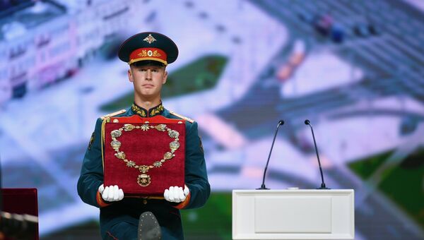 Военнослужащий почетного караула перед началом церемонии официального вступления в должность мэра Москвы Сергея Собянина в Московском концертном зале Зарядье Военнослужащий почетного караула перед началом церемонии официального вступления в должность мэра Москвы Сергея Собянина в Московском концертном зале Зарядье