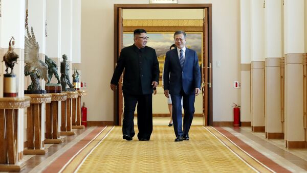 Лидер КНДР Ким Чен Ын и пррезидент Южной Кореи Мун Чжэ Ин во время встречи в Пхеньяне Лидер КНДР Ким Чен Ын и пррезидент Южной Кореи Мун Чжэ Ин во время встречи в Пхеньяне