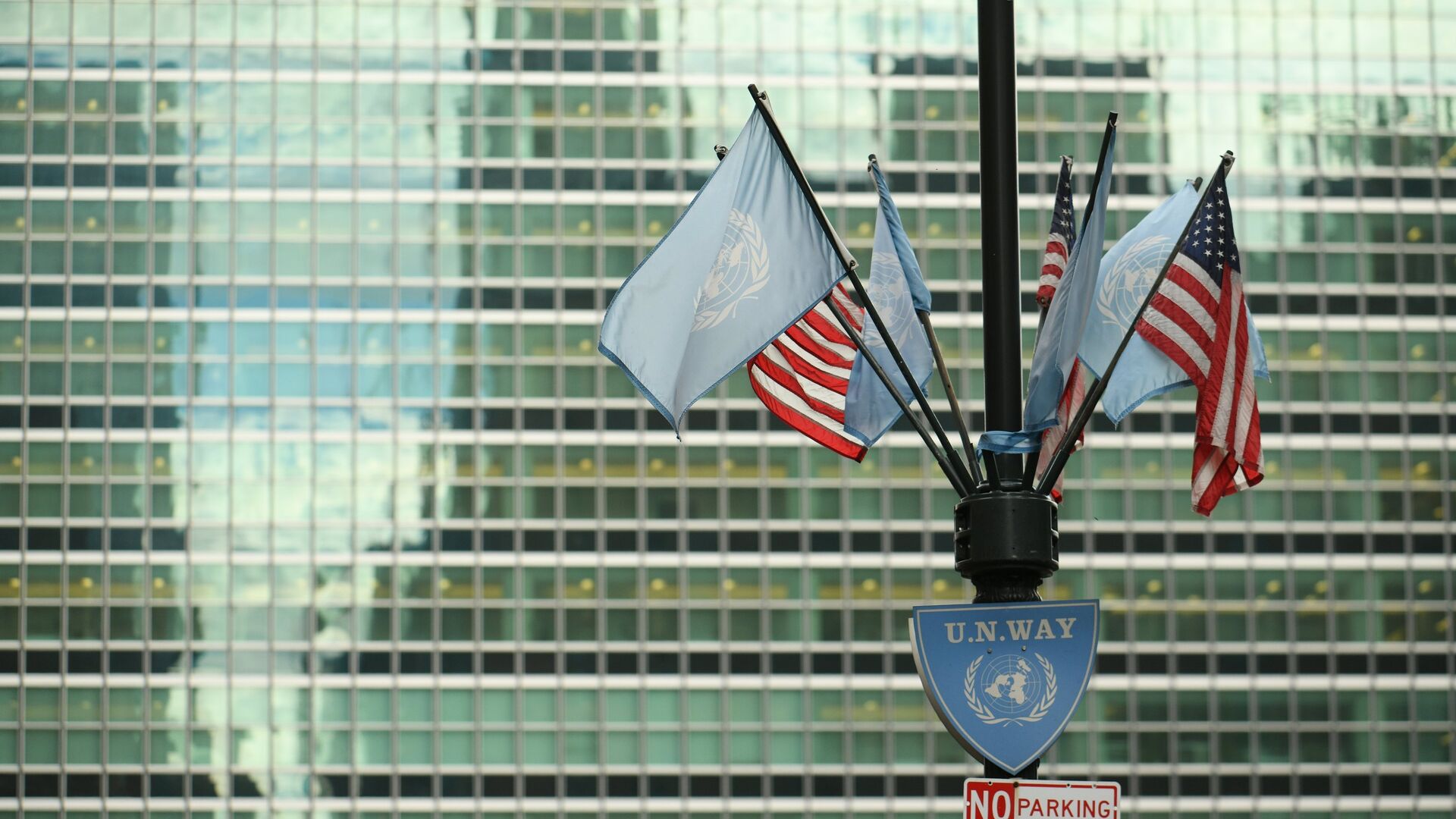 Флаги США и ООН у здания штаб-квартиры ООН в Нью-Йорке Флаги США и ООН у здания штаб-квартиры ООН в Нью-Йорке - РИА Новости, 1920, 04.03.2021