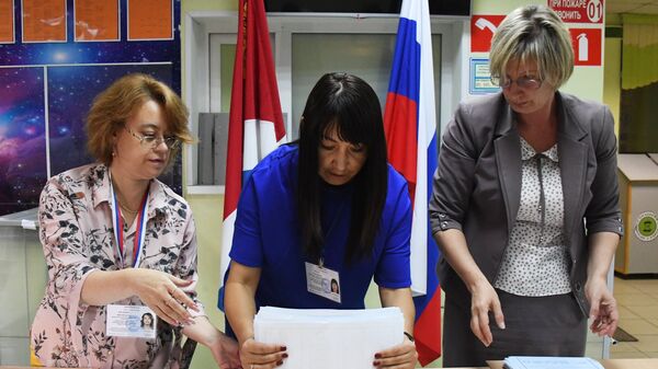Подсчет голосов на избирательном участке Подсчет голосов на избирательном участке