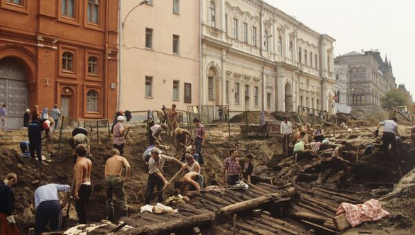 Старинная бревенчатая мостовая. Археологические раскопки на Красной площади Старинная бревенчатая мостовая. Археологические раскопки на Красной площади