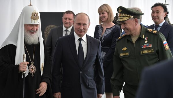 Президент РФ Владимир Путин во время осмотра макета и элементов отделки будущего главного храма Вооружённых сил РФ, который будет построен на территории военно-патриотического парка «Патриот» Президент РФ Владимир Путин во время осмотра макета и элементов отделки будущего главного храма Вооружённых сил РФ, который будет построен на территории военно-патриотического парка «Патриот»