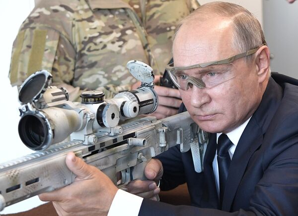 Президент РФ Владимир Путин во время посещения стрелкового центра АО Концерн Калашников на территории военно-патриотического парка Патриот Президент РФ Владимир Путин во время посещения стрелкового центра АО Концерн Калашников на территории военно-патриотического парка Патриот
