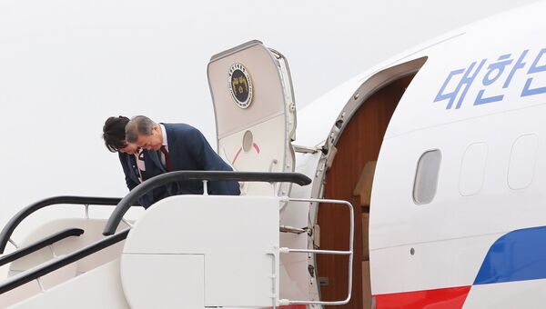 Президент Южной Кореи Мун Чжэ Ин с супругой в аэропорту в окрестностях горы Пэктусан на границе КНДР с Китаем после встречи с Ким Чен Ыном. 20 сентября 2018 Президент Южной Кореи Мун Чжэ Ин с супругой в аэропорту в окрестностях горы Пэктусан на границе КНДР с Китаем после встречи с Ким Чен Ыном. 20 сентября 2018