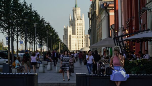 Прохожие на Новой площади в Москве Прохожие на Новой площади в Москве
