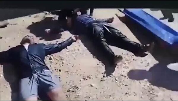 Стоп-кадр видеозаписи инсценировки химатаки в сирийском Идлибе, опубликованной SANA Стоп-кадр видеозаписи инсценировки химатаки в сирийском Идлибе, опубликованной SANA