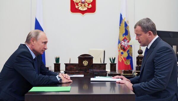 Президент РФ Владимир Путин и бывший заместитель руководителя Федеральной таможенной службы России Сергей Морозов во время встречи Президент РФ Владимир Путин и бывший заместитель руководителя Федеральной таможенной службы России Сергей Морозов во время встречи
