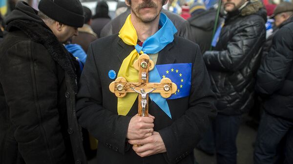 Мужчина с крестом на площади Независимости в Киеве Мужчина с крестом на площади Независимости в Киеве