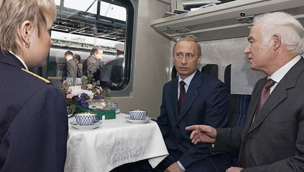 Президент России Владимир Путин и министр путей сообщения Геннадий Фадеев во время посещения Ладожского вокзала. 16 июня 2003 Президент России Владимир Путин и министр путей сообщения Геннадий Фадеев во время посещения Ладожского вокзала. 16 июня 2003