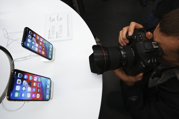 Фоторепортер фотографирует телефоны iPhone XS и iPhone XS Max в магазине re:Store на Тверской улице в Москве Фоторепортер фотографирует телефоны iPhone XS и iPhone XS Max в магазине re:Store на Тверской улице в Москве
