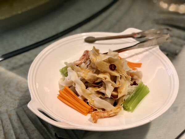 Лапша с морепродуктами и овощами, Китай Лапша с морепродуктами и овощами, Китай