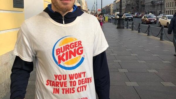 Промоутер компании Burger King в рекламной футболке с надписью В этом городе вы не умрете от голода на улице в Санкт-Петербурге. Архивное фото Промоутер компании Burger King в рекламной футболке с надписью В этом городе вы не умрете от голода на улице в Санкт-Петербурге. Архивное фото