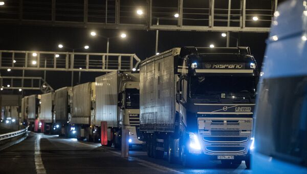Грузовые машины на Керченском мосту Грузовые машины на Керченском мосту