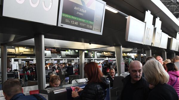 Пассажиры авиакомпании AZUR air у стойки регистрации в аэропорту Внуково Пассажиры авиакомпании AZUR air у стойки регистрации в аэропорту Внуково